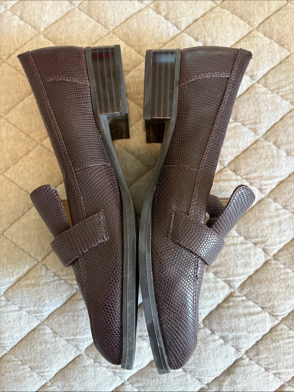 Women’s 7M Nine West Brown Lizard-Embossed Pointed Loafers with Gold Buckles
